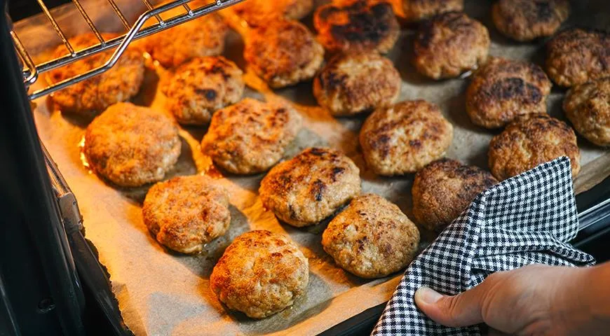 Запекание позволяет уменьшить количество жира, котлеты остаются более мягким