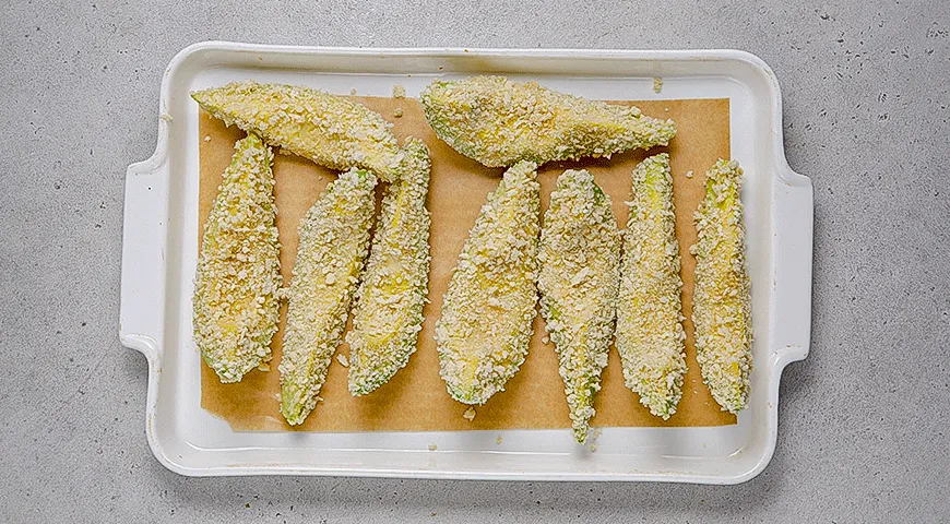 Хрустящее авокадо с острым соусом