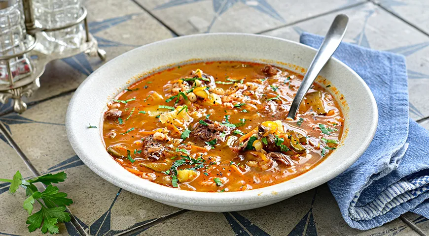 Рассольник с тушенкой и маринованными огурцами