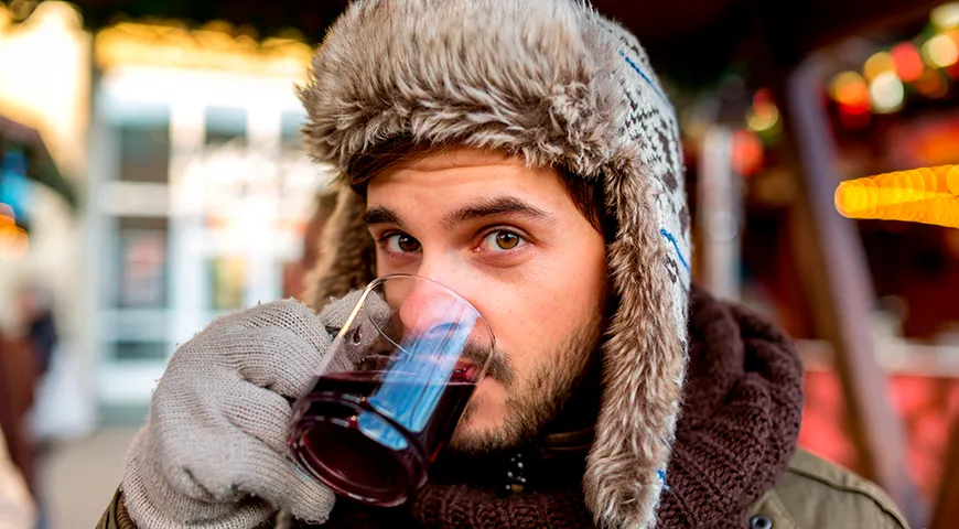 В болгарской и румынской кухне есть традиция готовить горячие пунши с добавлением кагора, пряностей и меда