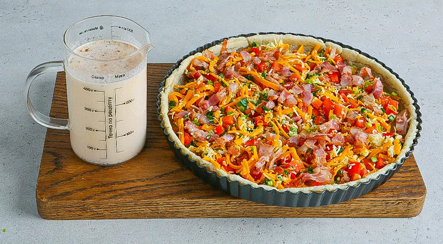 Киш с беконом и сладким перцем