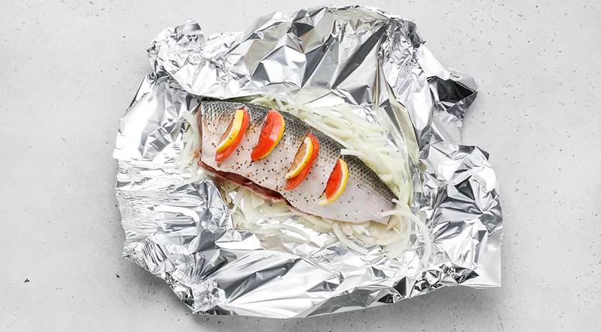 Молочная рыба, запеченная в фольге