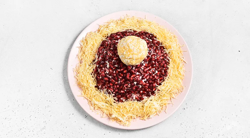 Салат «Красная шапочка» с говядиной и гранатом