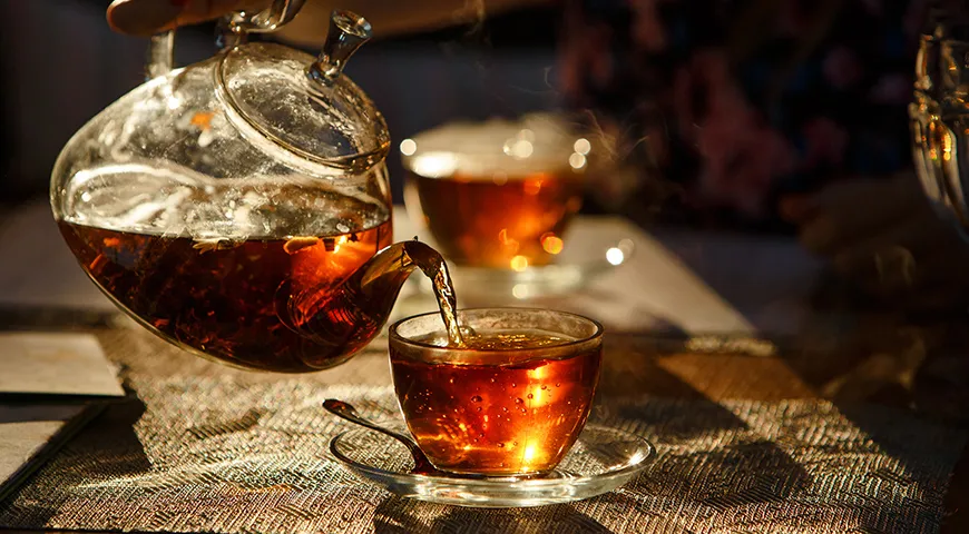 Черный чай — самый популярный в России и Европе. Его хорошо пить во время сытной трапезы: он улучшает обменные процессы, помогает не переедать