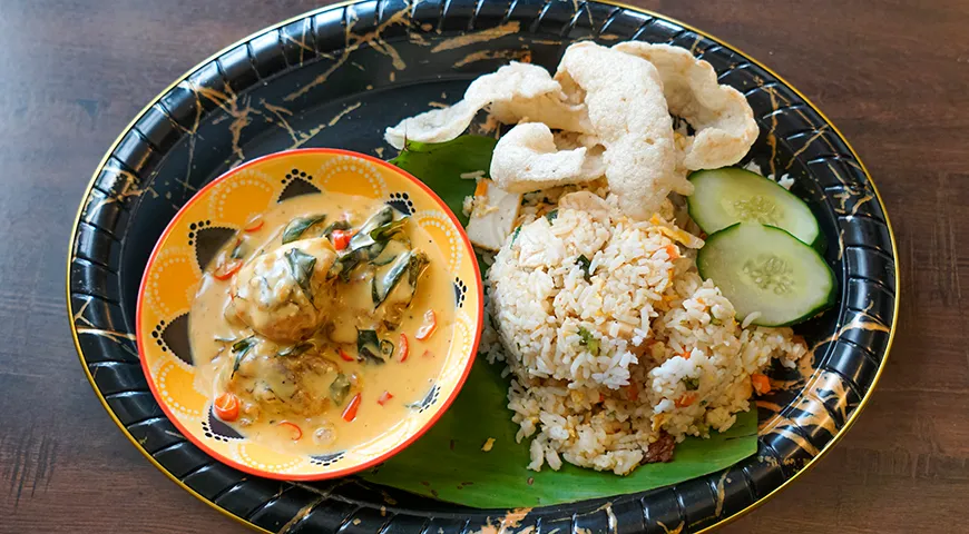 Жареный рис с курицей в пахте 