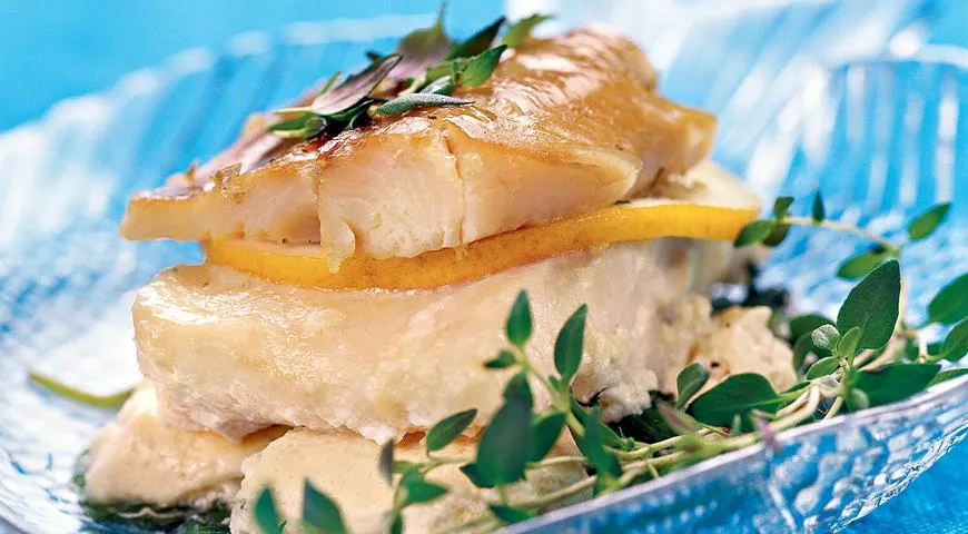 Свежая и копченая рыба в пряных травах