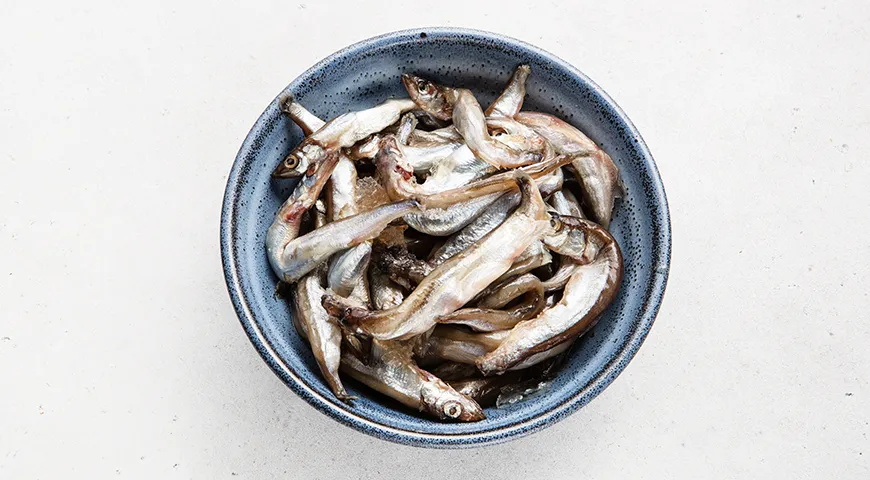 Тушеная мойва с луком