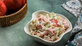 Салат с белокочанной капустой, помидорами и крабовыми палочками