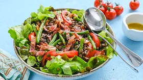 Салат с зеленой чечевицей и беконом