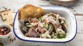 Маринованный карп в уксусе с луком