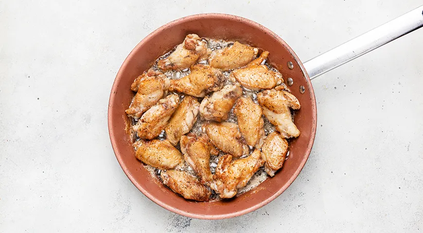 Куриные крылышки в соусе терияки на сковороде
