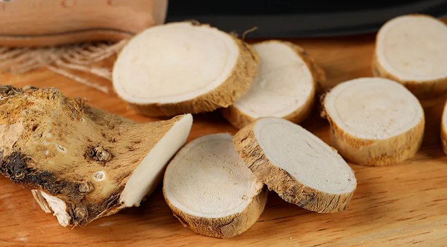 Чтобы было удобно использовать замороженный хрен, очищенный корень следует нарезать на порционные кусочки 