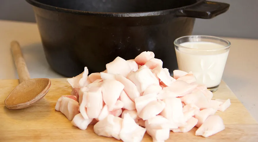 Смалец или топленое сало — жир, полученный путем вытапливания нарезанного небольшими кусочками свиного сала или околопочечного жира