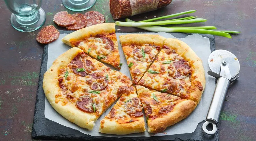 Пицца с копченой колбасой и эмменталем и гаудой