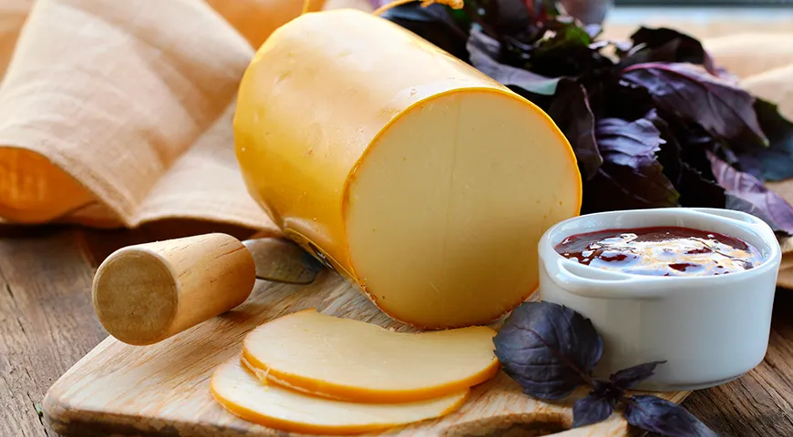 Сыр колбасный копченый с джемом и базиликом