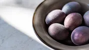 Как красить яйца вином: простой трендовый рецепт к Пасхе