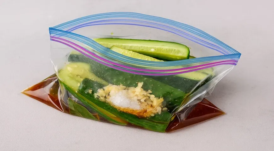 Битые огурцы в пакете — простой и быстрый рецепт малосольных огурцов