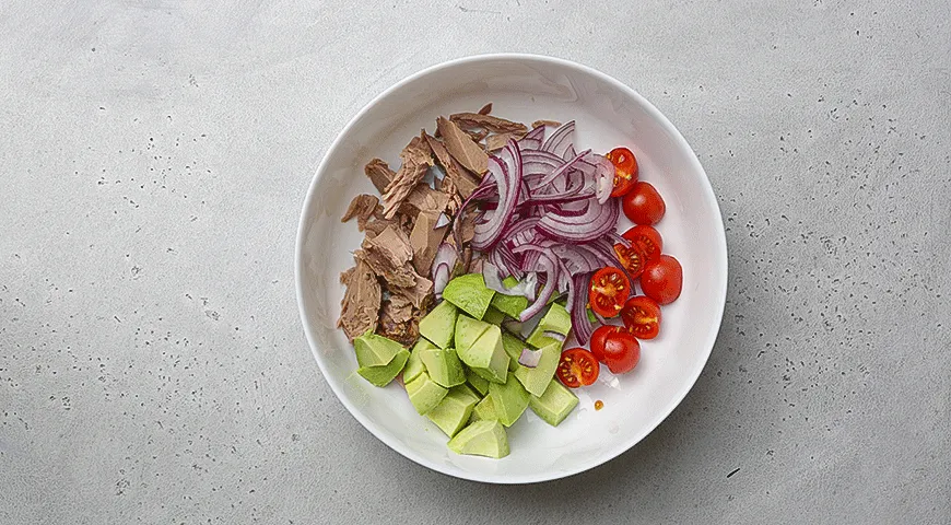 Салат с тунцом и шпинатом