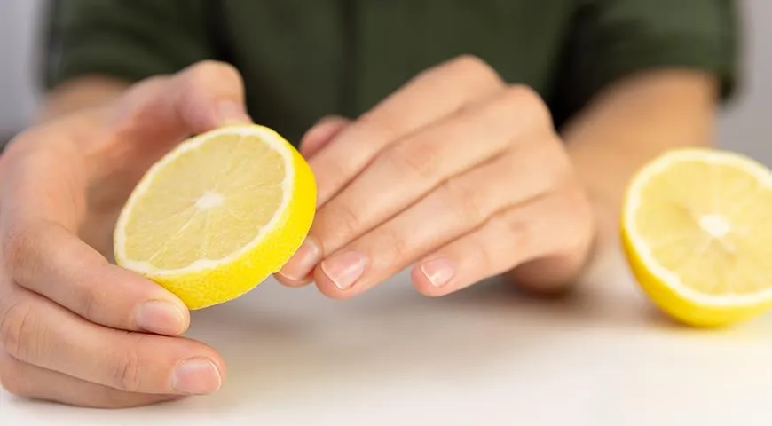 Если после приготовления блюд руки пахнут чесноком, протрите пальцы и ладони лимоном