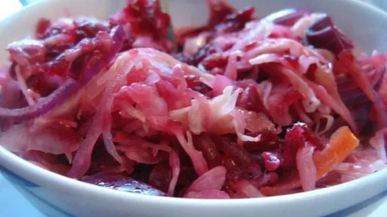 Красная квашеная капуста. Квашеная капуста со свеклой. Консервированная капуста со свеклой. Квашеная капуста со свеклой рецепты приготовления. Пелюстка со свеклой.