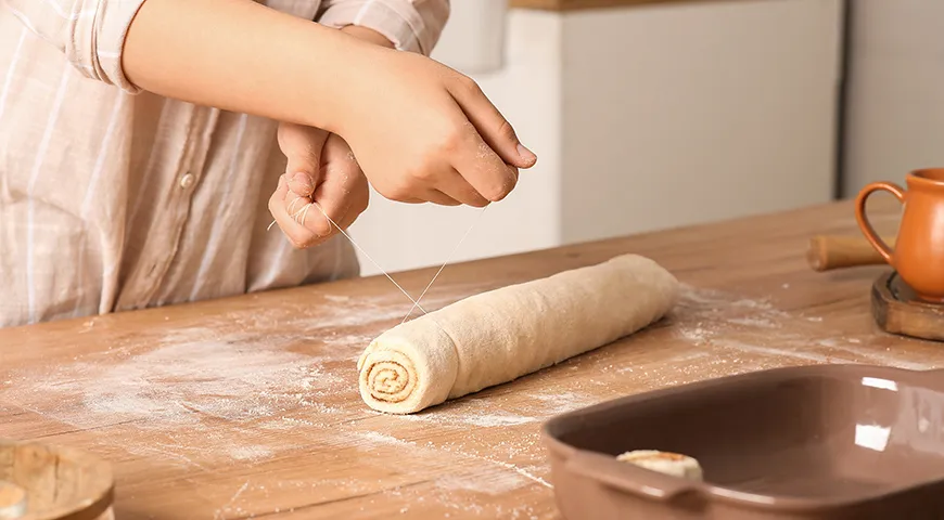 Чтобы аккуратно разрезать тесто на булочки, рекомендуется использовать нитку