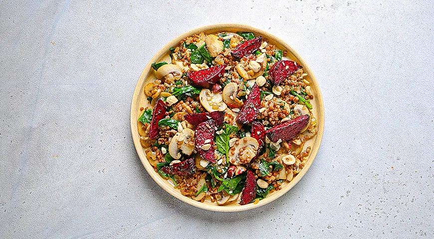 Теплый салат из гречки со свеклой