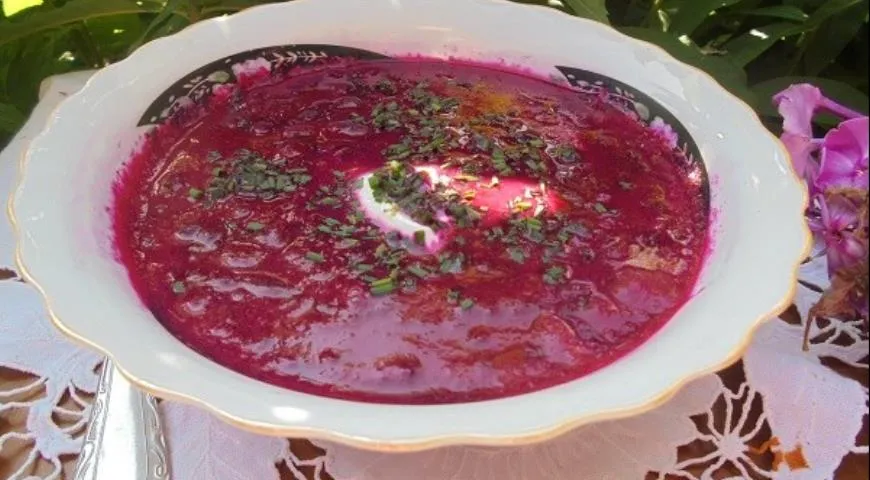 Свекольный суп со щавелем