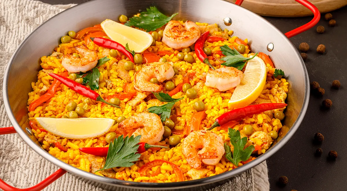 Рецепт паэльи с курицей, креветками и копченой паприкой