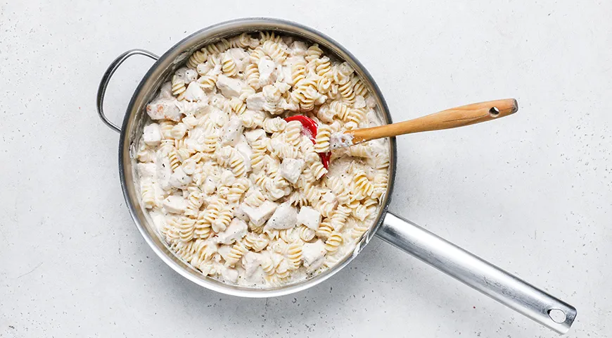 Макароны с курицей в сливочно-сырном соусе