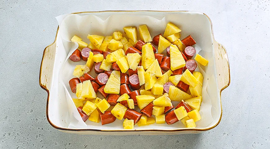 Копченые колбаски с ананасами по-азиатски