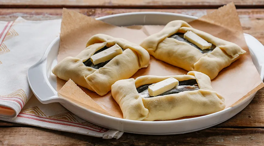 Мойва — сухая рыбка, но это легко исправить — добавьте при выпечке кусочек сливочного масла