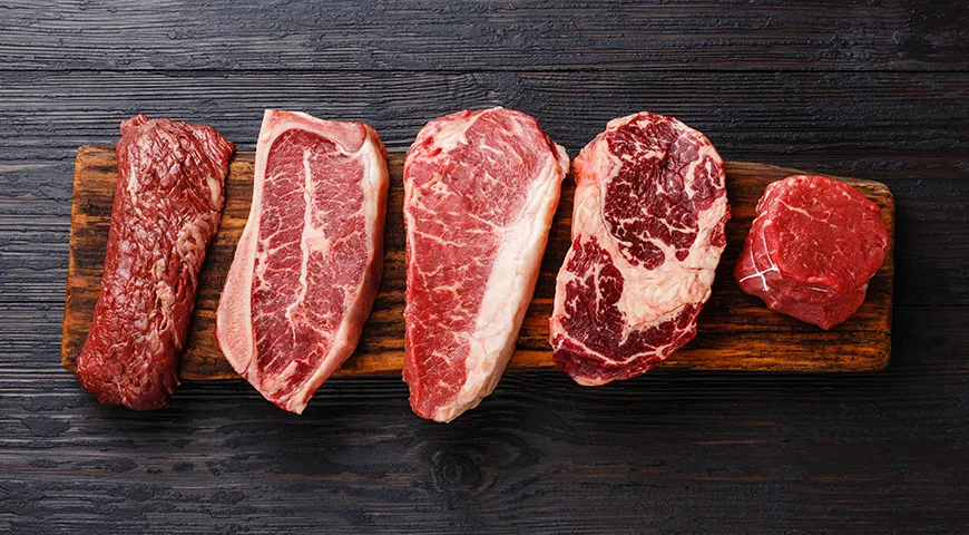 Стейком принято называть крупный кусок мяса, обжаренный на сковороде или запеченный в духовке