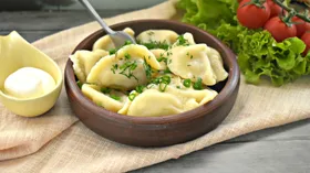 Домашние вареники с капустой и зеленью