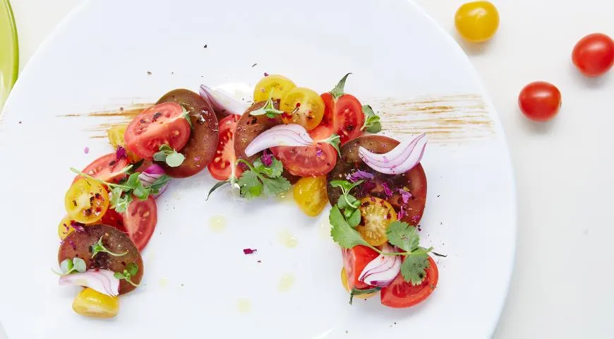 Салат из ассорти помидоров с красным луком