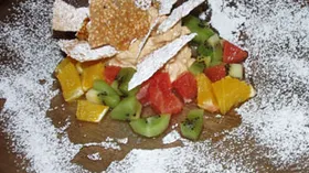 Фруктово-творожный десерт с кунжутным крокантом и ароматом Амаретто