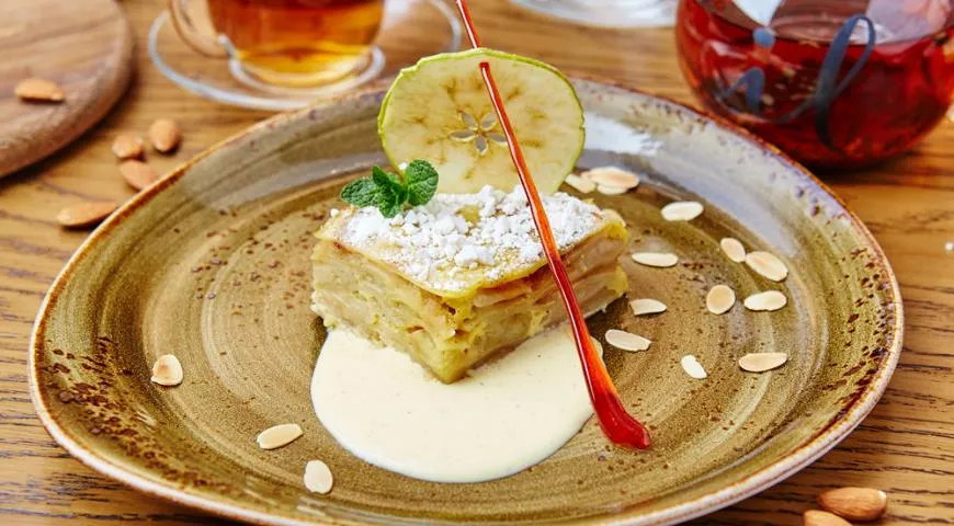 Рецепт фруктовой лазаньи, украшенной сушеным яблоком