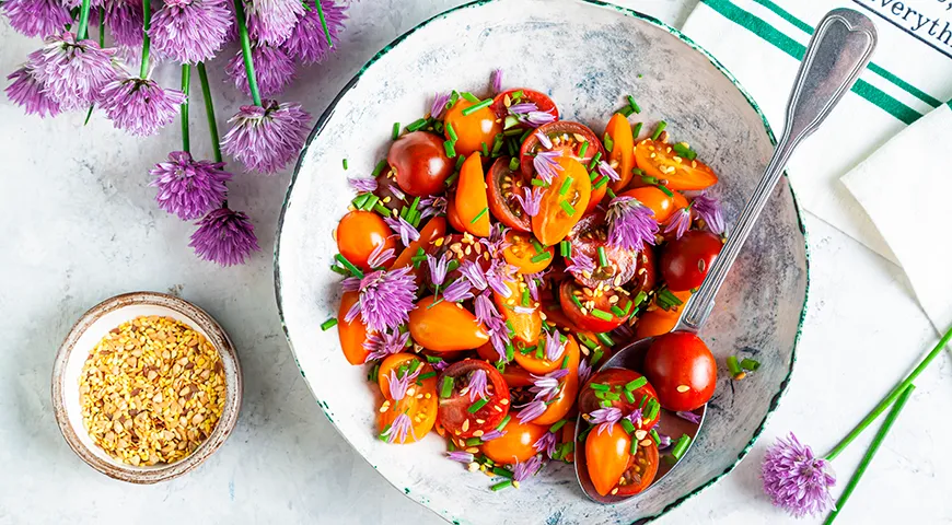 Салат из помидоров с цветами шнитт-лука