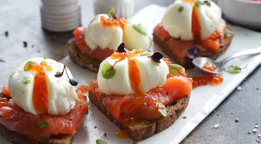 Быстрый завтрак из яиц и семги на деревенском хлебе