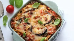 Макароны с соусом под баклажаном