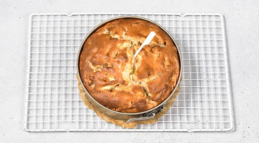 Заливной пирог на кефире с яблоками