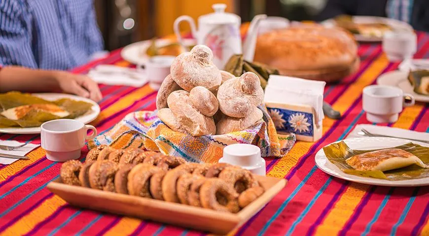 В Мексике на новогодний стол подают тамале и анисовые пончики