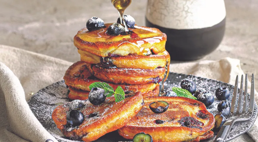 Оладьи на варенце с голубикой