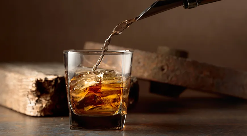 У свежего и качественного ржаного виски аромат яркий и сложный: пряности, хлебная корка, легкая карамель, древесина