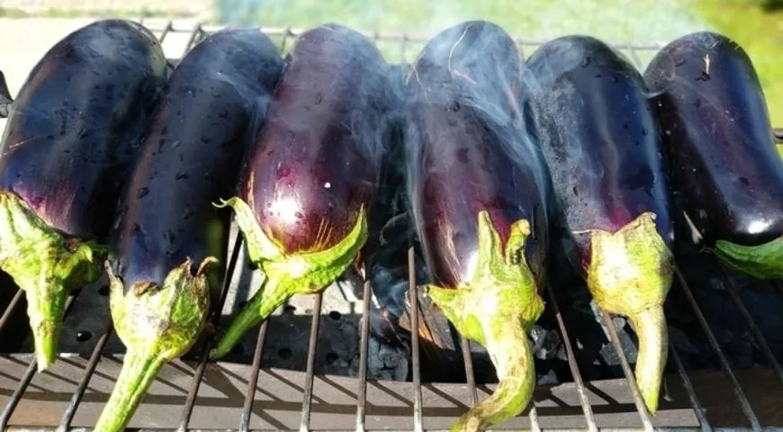 Баклажанная икра из овощей, запеченных на углях