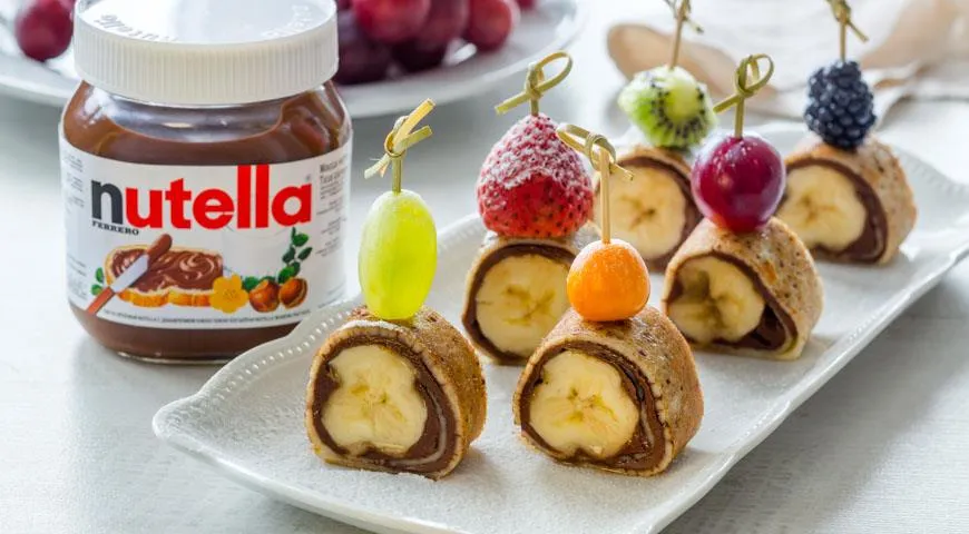 Роллы из блинчиков с бананами и ореховой пастой Nutella® с добавлением какао