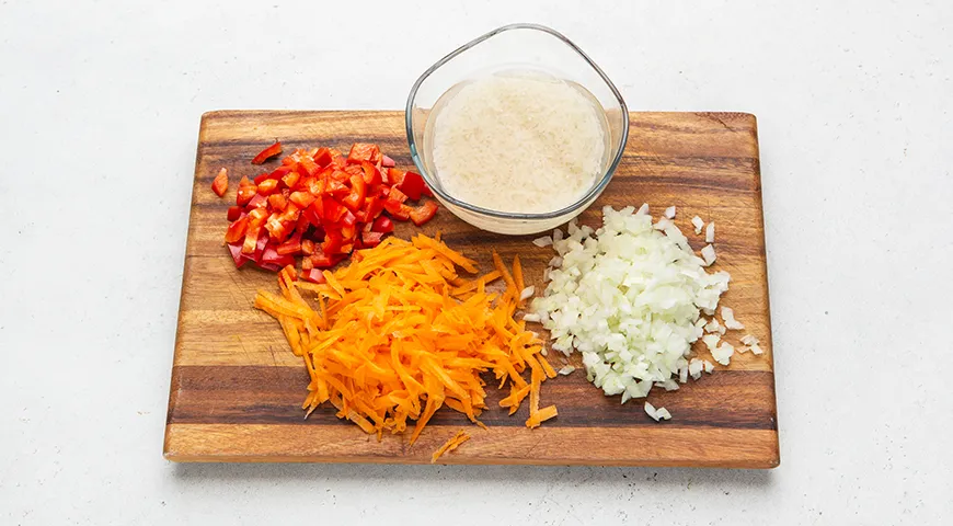 Домашняя солянка с капустой, рисом и сосисками