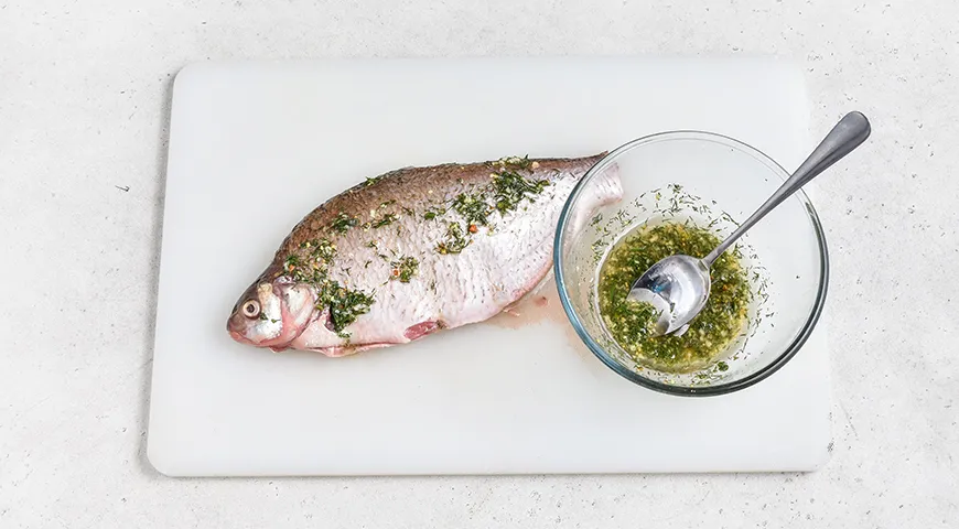 Лещ, запеченный целиком в фольге в духовке