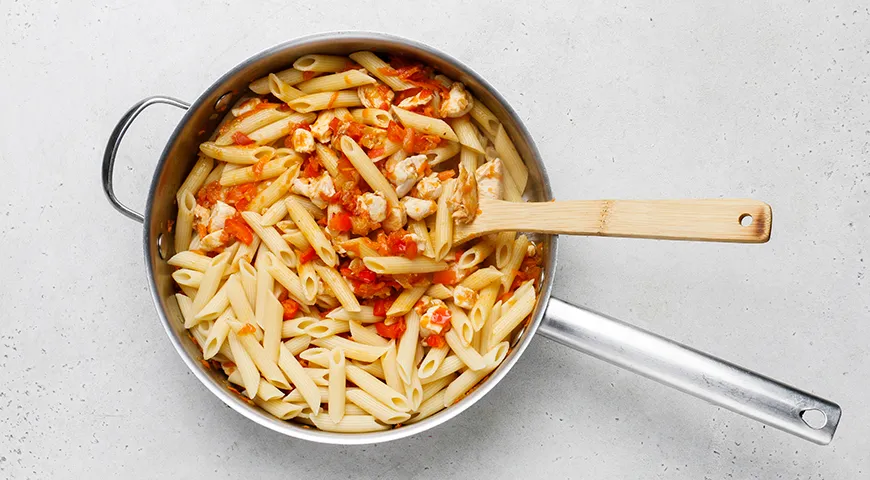 Макароны с курицей и овощами