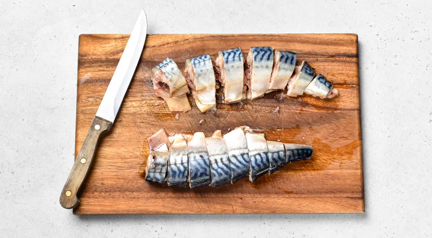 Маринованная скумбрия в масле с луком