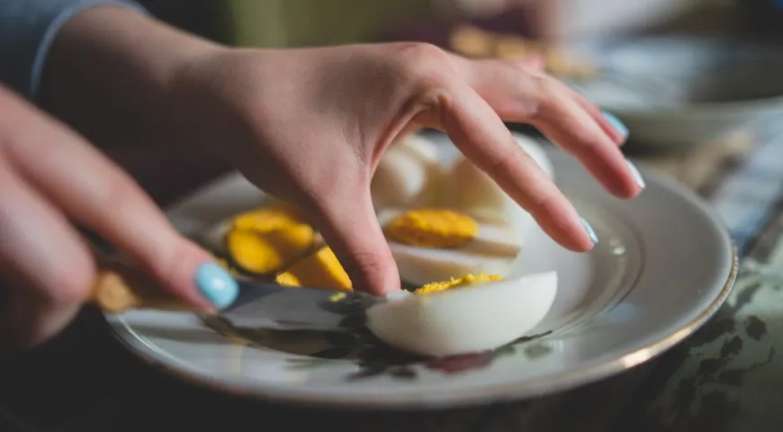 При проблемах с пищеварением лучше есть на ночь яичный белок: он легче усваивается и реже вызывает дискомфорт